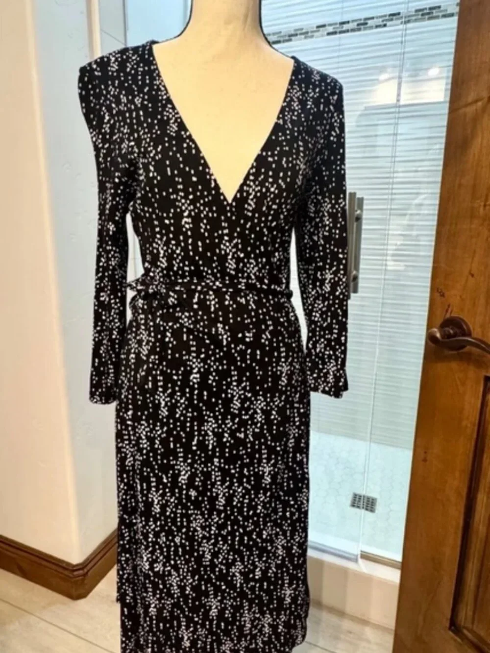 Long sleeve wrap dress in Black & white print from the gap women's size medium